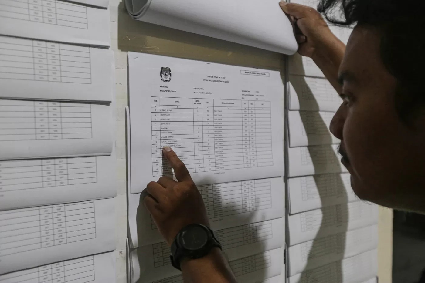 Warga melihat Daftar Pemilih Tetap (DPT) Pemilu 2024 di Kantor Kelurahan Tebet Timur, Jakarta, Rabu (29/11/2023). (SALMAN TOYIBI/JAWA POS)