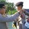 Kapolres Sukabumi AKBP Samian saat menyematkan pita kepada personel Polres Sukabumi yang ditugaskan untuk mengamankan tps Pilkada 2024 saat apel pergeseran pasukan Satgas Operasi Mantap Praja 2024 halaman Mapolres Sukabumi, Kecamatan Palabuhanratu, Kabupaten Sukabumi, Jabar pada Senin, (25/11/2024).