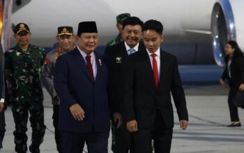 Presiden Prabowo Subianto disambut Wakil Presiden Gibran Rakabuming Raka saat tiba di Bandara Halim Perdana Kusuma, Jakarta, pada Minggu (24/11).&nbsp;(istimewa)