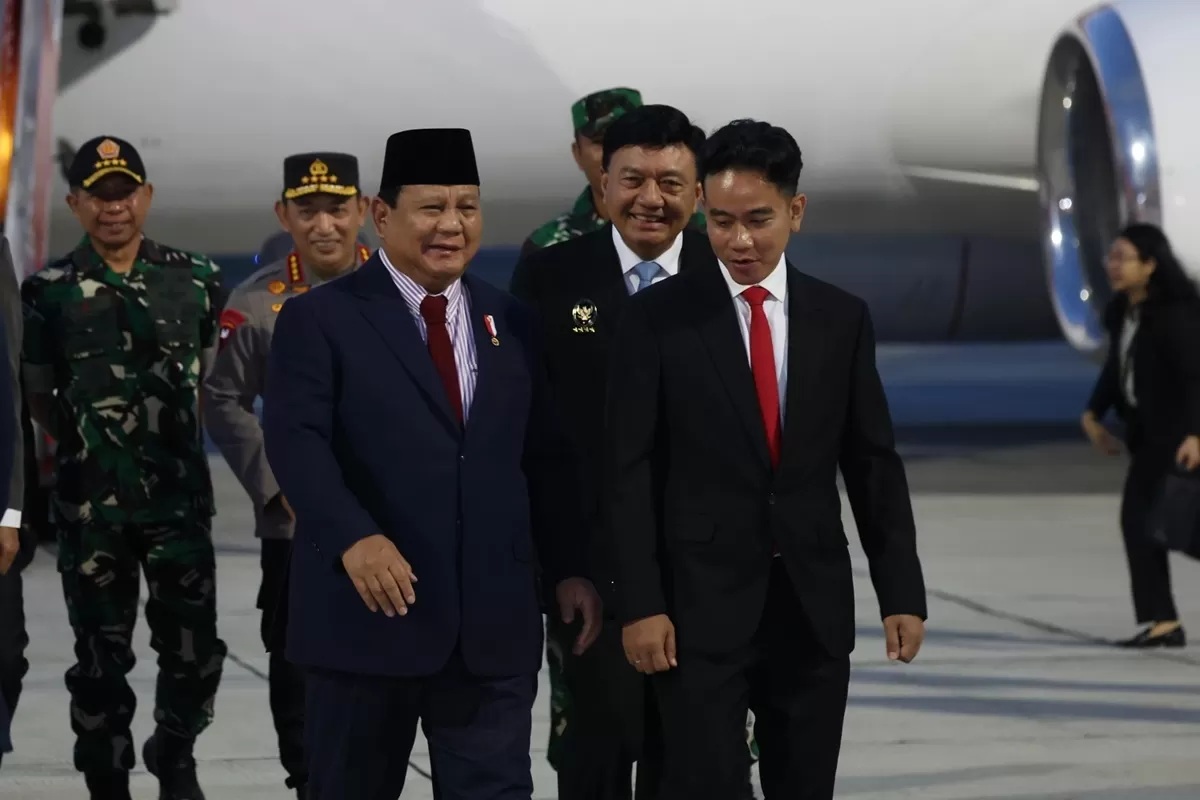 Presiden Prabowo Subianto disambut Wakil Presiden Gibran Rakabuming Raka saat tiba di Bandara Halim Perdana Kusuma, Jakarta, pada Minggu (24/11).&nbsp;(istimewa)