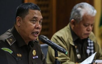 Direktur Penyidikan Jaksa Agung Muda Tindak Pidana Khusus (Jampidsus) Abdul Qohar (kiri) bersama Kapuspenkum Kejagung Harli Siregar (kanan) menyampaikan keterangan pers penetapan tersangka baru kasus dugaan suap dalam vonis bebas Ronald Tannur di Kejaksaan Agung, Jakarta, Senin (4/11/2024). (Asprilla Dwi Adha)