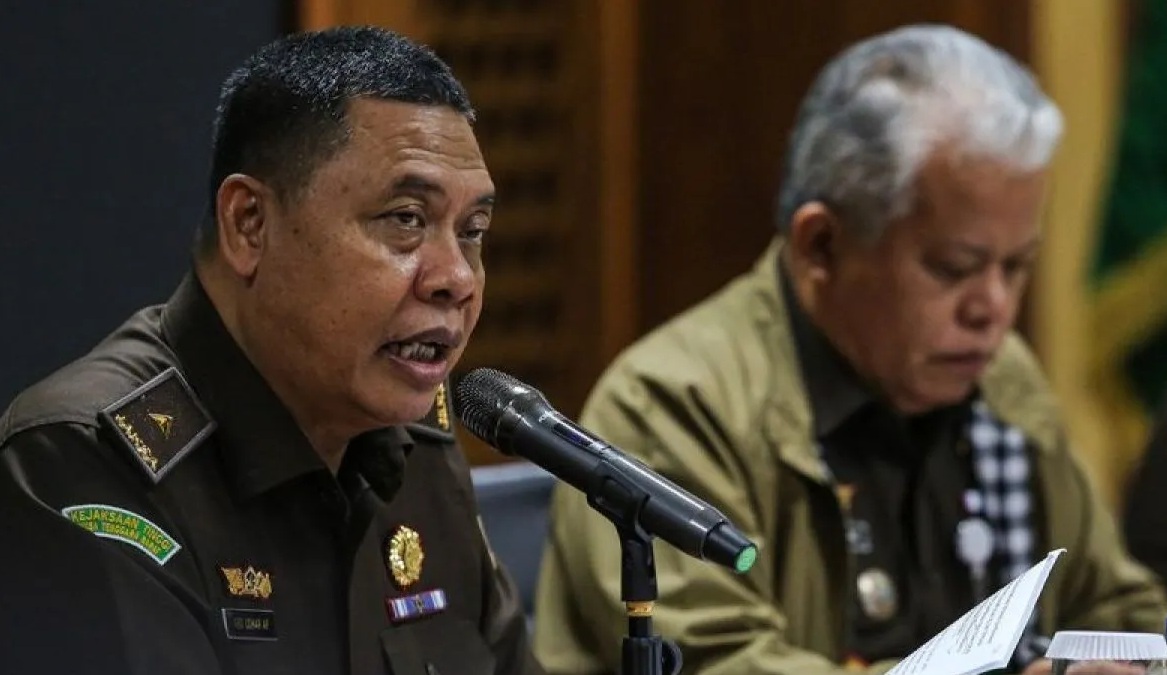 Direktur Penyidikan Jaksa Agung Muda Tindak Pidana Khusus (Jampidsus) Abdul Qohar (kiri) bersama Kapuspenkum Kejagung Harli Siregar (kanan) menyampaikan keterangan pers penetapan tersangka baru kasus dugaan suap dalam vonis bebas Ronald Tannur di Kejaksaan Agung, Jakarta, Senin (4/11/2024). (Asprilla Dwi Adha)