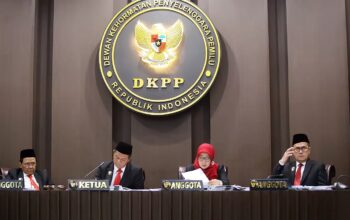 Dari kiri Anggota DKPP J.Kristiadi, bersama Ketua DKPP Heddy Lugito, Anggota DKPP Ratna Dewi Pettalolo dan Anggota DKPP Muhammad Tio Aliansyah saat sidang pemeriksaan dugaan pelanggaran Kode Etik Penyelenggara Pemilu (KEPP) di ruang sidang DKPP, Senin (16/10/2023). (DERY RIDWANSAH/ JAWAPOS.COM)