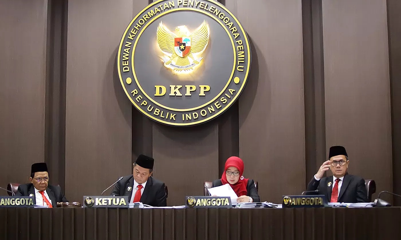 Dari kiri Anggota DKPP J.Kristiadi, bersama Ketua DKPP Heddy Lugito, Anggota DKPP Ratna Dewi Pettalolo dan Anggota DKPP Muhammad Tio Aliansyah saat sidang pemeriksaan dugaan pelanggaran Kode Etik Penyelenggara Pemilu (KEPP) di ruang sidang DKPP, Senin (16/10/2023). (DERY RIDWANSAH/ JAWAPOS.COM)