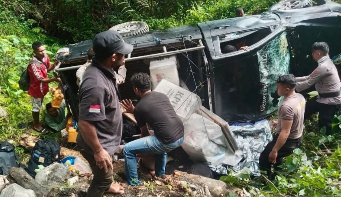Mobil pengangkut logistik Pilkada terbalik di Buru saat hendak menuju TPS.(Winda Herman).