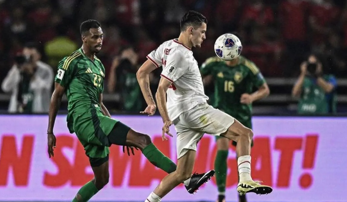 Pesepak bola Timnas Indonesia Justin Hubner (kanan) berebut bola dengan pesepak bola Timnas Arab Saudi Mohammed Kanno (kiri) pada pertandingan Grup C putaran ketiga Kualifikasi Piala Dunia 2026 Zona Asia di Stadion Utama Gelora Bung Karno, Senayan, Jakarta, Selasa (19/11/2024).(Aprillio Akbar).