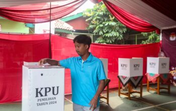 Warga mengikuti simulasi pemungutan suara pemilihan Gubernur dan Wakil Gubernur Provinsi DKI Jakarta 2024 di SMPN 250 Jakarta, Sabtu (16/11/2024). (Salman Toyibi/Jawa Pos)