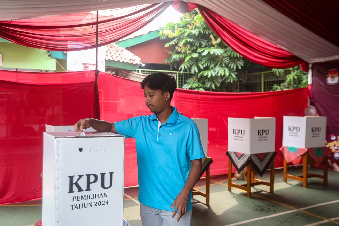 Warga mengikuti simulasi pemungutan suara pemilihan Gubernur dan Wakil Gubernur Provinsi DKI Jakarta 2024 di SMPN 250 Jakarta, Sabtu (16/11/2024). (Salman Toyibi/Jawa Pos)