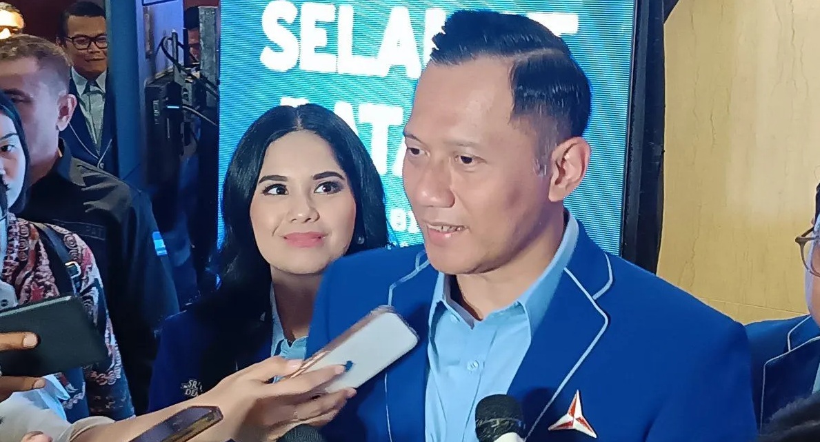 Ketum Partai Demokrat Agus Harimurti Yudhoyono (AHY) menjawab pertanyaan wartawan di Jakarta, Senin (4/11/2024) malam. 