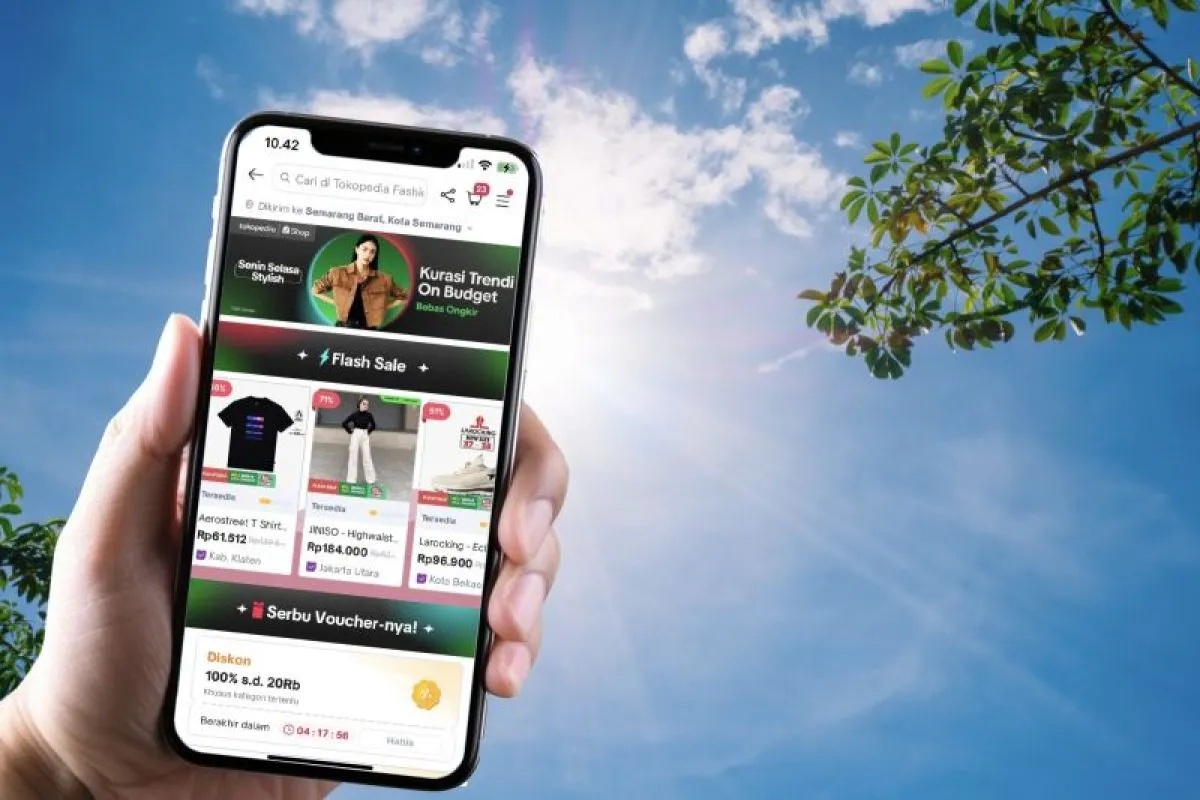 Seseorang melihat kampanye 'Senin Selasa Stylish’ dari Tokopedia dan Shop | Tokopedia. (Ho. Tokopedia)