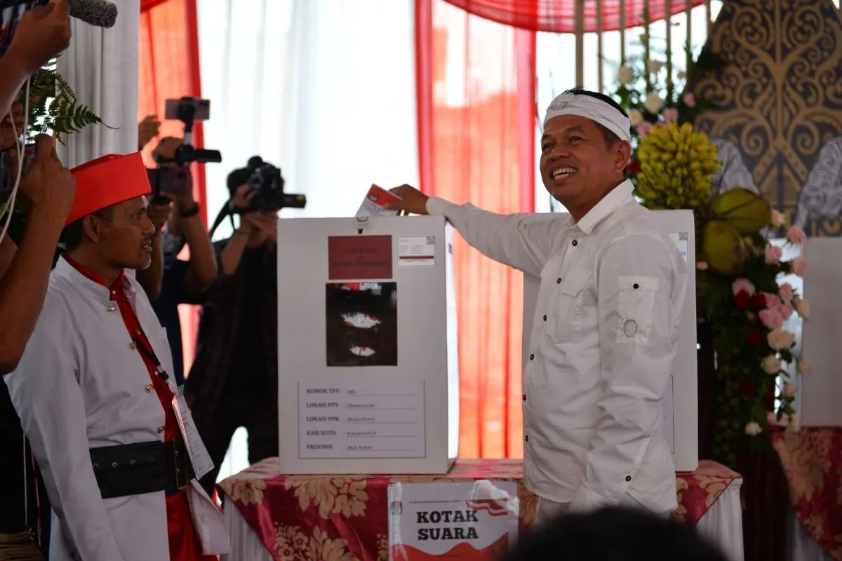 Cagub Jabar Dedi Mulyadi saat mencoblos di TPS.(Dok Dedi Mulyadi)