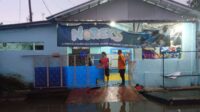 BPBD Kota Bogor saat menangani TPS terdampak banjir di Gang Pacilong, Kelurahan Kebon Pedes. (BPBD Kota Bogor)