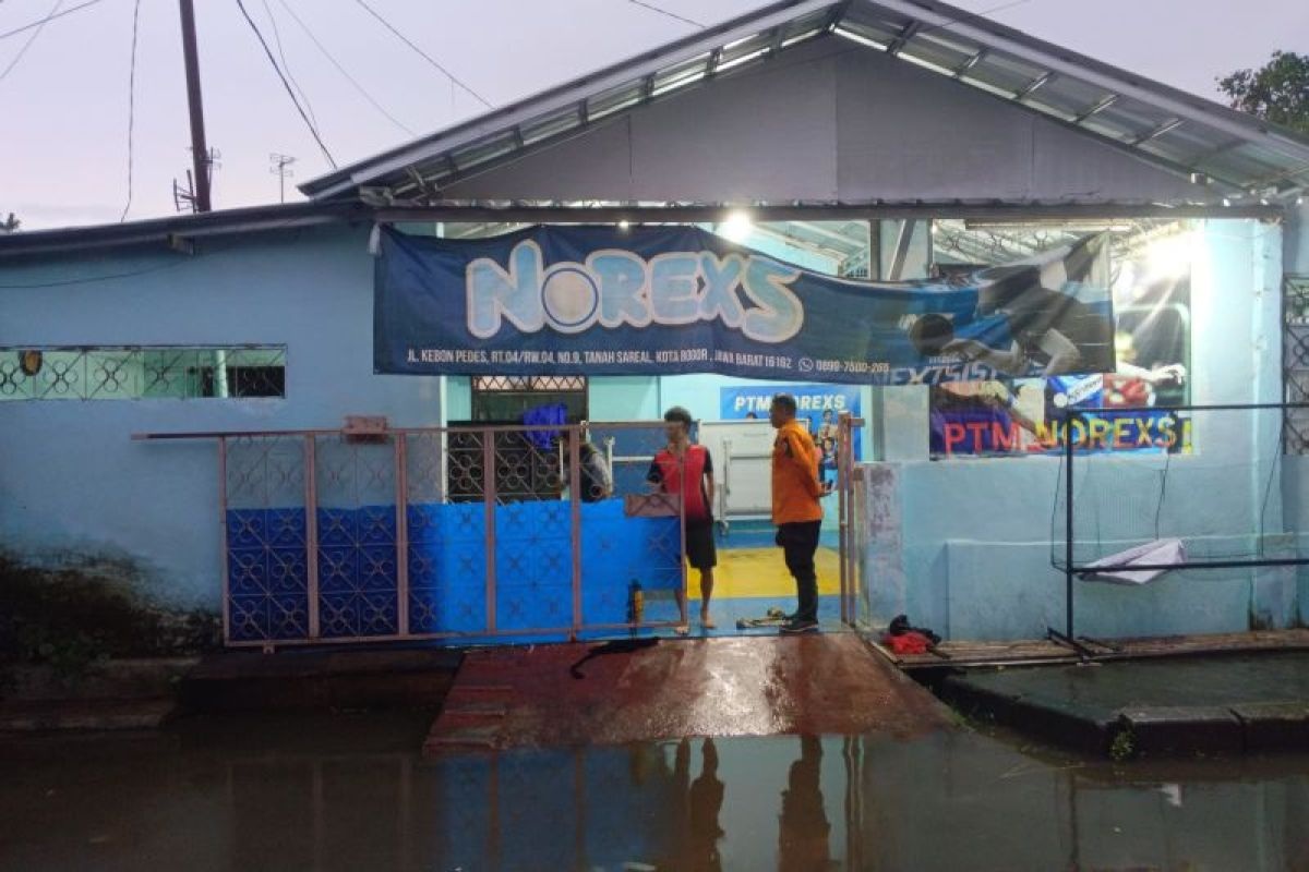 BPBD Kota Bogor saat menangani TPS terdampak banjir di Gang Pacilong, Kelurahan Kebon Pedes. (BPBD Kota Bogor)