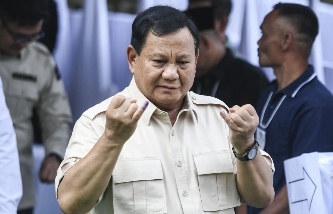 Presiden Prabowo Subianto menunjukkan jari yang sudah dicelup tinta usai memberikan hak pilihnya di TPS 008, Desa Bojong Koneng, Babakan Madang, Bogor, Jawa Barat, Rabu (27/11/2024). (Hafidz Mubarak)