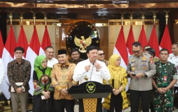 Menko Polhukam Budi Gunawan bersama Ketua KPU RI Mochammad Afifuddin saat konferensi press di Jakarta (Dery Ridwansah/ JawaPos.com)