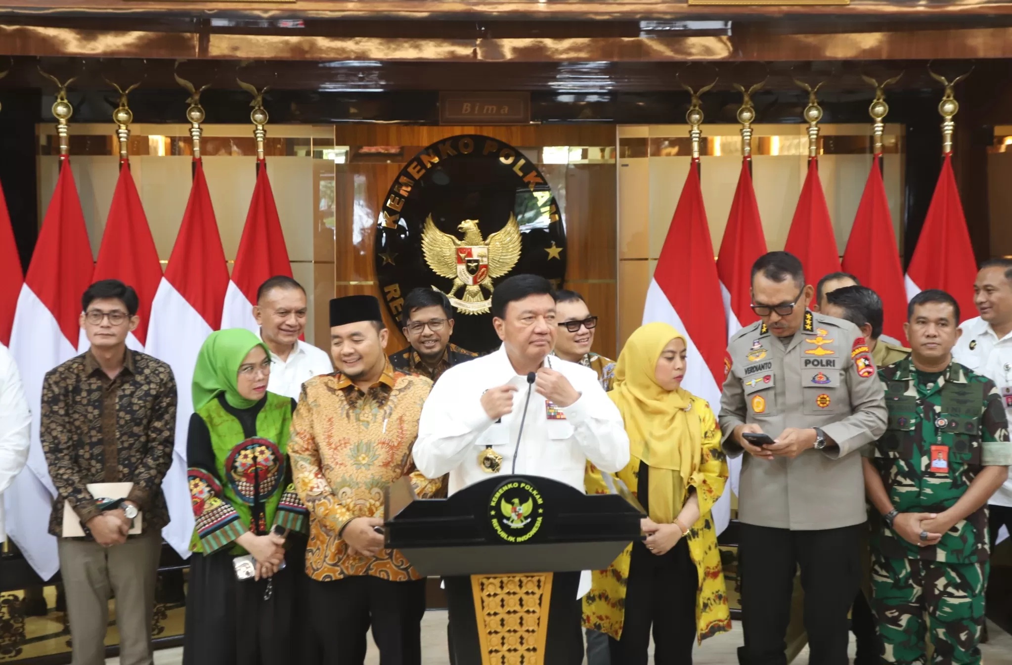 Menko Polhukam Budi Gunawan bersama Ketua KPU RI Mochammad Afifuddin saat konferensi press di Jakarta (Dery Ridwansah/ JawaPos.com)