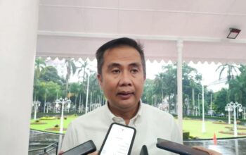 Pj Gubernur Jabar Bey Triadi Machmudin memberikan keterangan di Gedung Pakuan Bandung, Kamis (28/11/2024). (Ricky Prayoga)