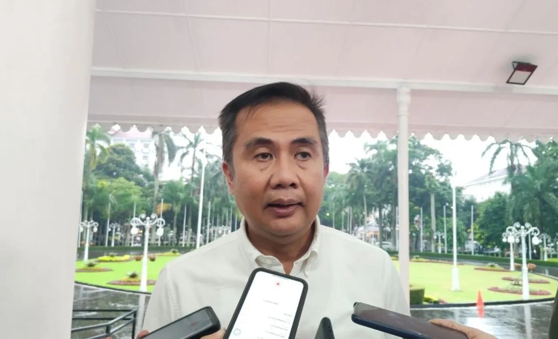 Pj Gubernur Jabar Bey Triadi Machmudin memberikan keterangan di Gedung Pakuan Bandung, Kamis (28/11/2024). (Ricky Prayoga)