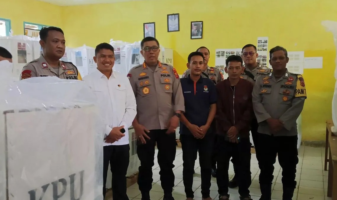 Direktur Binmas Polda Jabar Kombes Gunarso didampingi pejabat utama Polda Jabar dan Polres Sukabumi saat meninjau lokasi tempat penyimpanan kotak suara di Kecamatan Cikakak, Kabupaten Sukabumi, Jabar pada Kamis, (28/11/2024).