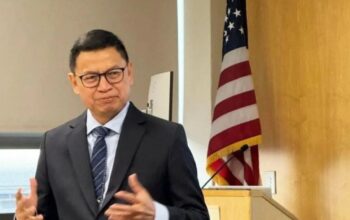 Kepala Badan Pengawas Obat dan Makanan (BPOM) Taruna Ikrar memaparkan soal terapi berbasis farmakologi sel dan genetik ini di hadapan guru besar, dosen dan mahasiswa di Harvard Medical School, Harvard University, Boston, Amerika Serikat, Selasa (19/11/2024) waktu setempat. (Humas BPOM)