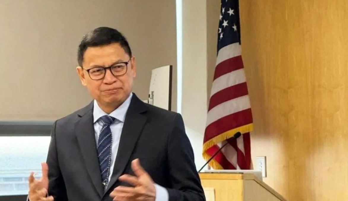 Kepala Badan Pengawas Obat dan Makanan (BPOM) Taruna Ikrar memaparkan soal terapi berbasis farmakologi sel dan genetik ini di hadapan guru besar, dosen dan mahasiswa di Harvard Medical School, Harvard University, Boston, Amerika Serikat, Selasa (19/11/2024) waktu setempat. (Humas BPOM)