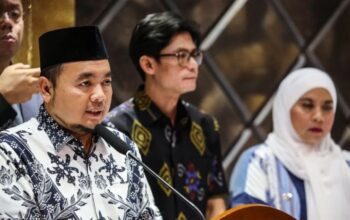 Ketua KPU Mochammad Afifuddin (kiri) bersama Komisioner KPU August Mellaz (tengah) dan Betty Epsilon (kanan) menyampaikan keterangan saat konferensi pers di Kantor KPU, Jakarta, Rabu (27/11/2024). (Asprilla Dwi Adha)