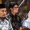 Ketua KPU Mochammad Afifuddin (kiri) bersama Komisioner KPU August Mellaz (tengah) dan Betty Epsilon (kanan) menyampaikan keterangan saat konferensi pers di Kantor KPU, Jakarta, Rabu (27/11/2024). (Asprilla Dwi Adha)