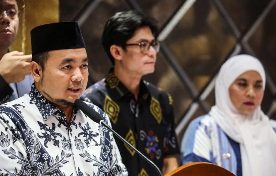 Ketua KPU Mochammad Afifuddin (kiri) bersama Komisioner KPU August Mellaz (tengah) dan Betty Epsilon (kanan) menyampaikan keterangan saat konferensi pers di Kantor KPU, Jakarta, Rabu (27/11/2024). (Asprilla Dwi Adha)