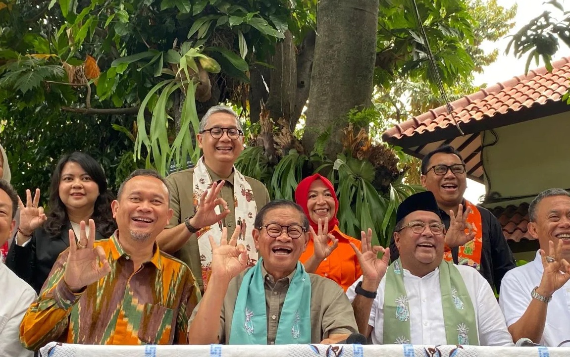 Calon gubernur DKI Jakarta nomor urut 1, Ridwan Kamil yang didampingi cawagubnya, Suswono saat memberikan keterangan pers di Hotel Sultan Jakarta, Rabu petang (27/11/2024). (Syaiful Hakim)