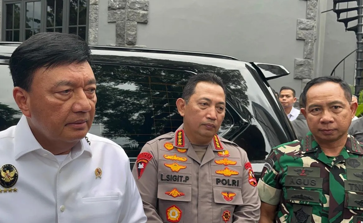 Menteri Koordinator Bidang Politik dan Keamanan (Menko Polkam) Budi Gunawan (kiri) didampingi oleh Kapolri Jenderal Pol. Listyo Sigit Prabowo (tengah), dan Panglima TNI Jenderal TNI Agus Subiyanto (kanan) berbicara dengan awak media di Gedung Subden Mabes TNI, Jakarta Pusat, Rabu (27/11/2024). 