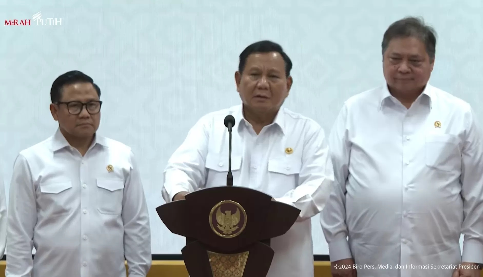 Presiden Prabowo Subianto mengumumkan kenaikan upah minimum 2025 sebesar 6,5 persen di Istana Kepresidenan Jakarta, Jumat (29/11). (YouTube Setpres)