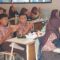 Siswa SDN Kedurus 1 Surabaya mengikuti uji coba makan bergizi gratis. (Galih Adi Prasetyo/Jawa Pos)