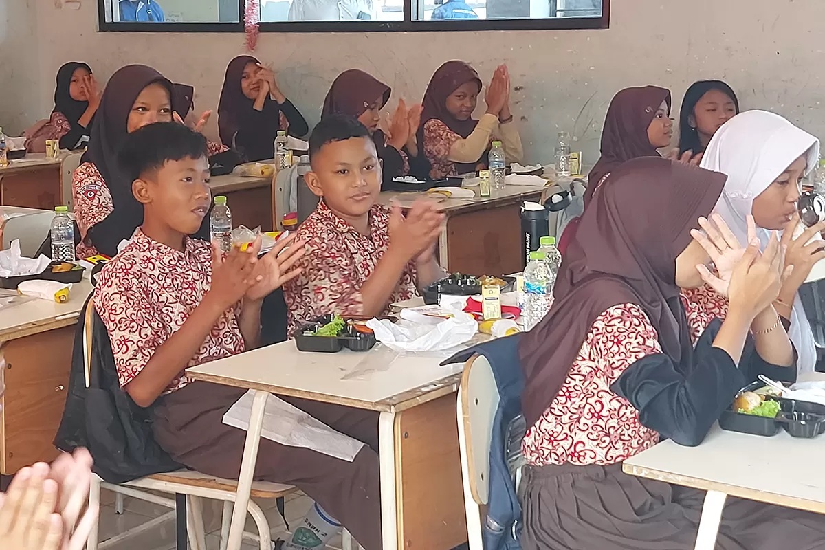 Siswa SDN Kedurus 1 Surabaya mengikuti uji coba makan bergizi gratis. (Galih Adi Prasetyo/Jawa Pos)