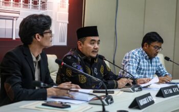 Ketua KPU RI Mochammad Afifuddin (tengah) bersama Anggota KPU RI August Mellaz (kiri) dan Idham Holik (kanan) memberikan keterangan kepada media terkait perkembangan penerimaan pendaftaran Pencalonan kepala daerah Pilkada Serentak Tahun 2024 di kantor KPU RI, Jakarta, Jumat (30/8/2024). (Salman Toyibi/Jawa Pos)