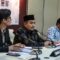 Ketua KPU RI Mochammad Afifuddin (tengah) bersama Anggota KPU RI August Mellaz (kiri) dan Idham Holik (kanan) memberikan keterangan kepada media terkait perkembangan penerimaan pendaftaran Pencalonan kepala daerah Pilkada Serentak Tahun 2024 di kantor KPU RI, Jakarta, Jumat (30/8/2024). (Salman Toyibi/Jawa Pos)