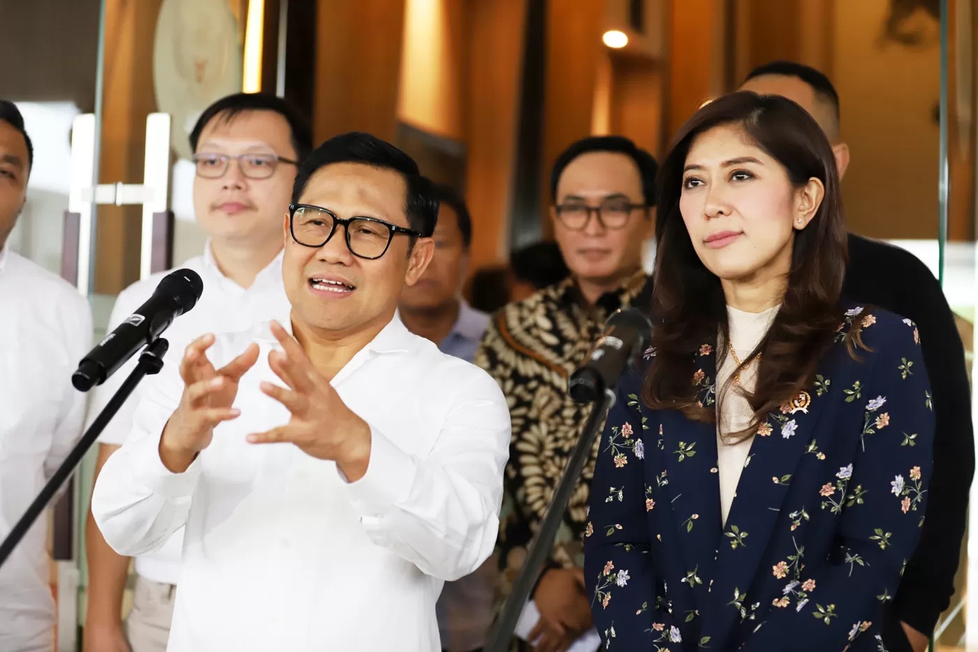 Menteri Koordinator bidang Pemberdayaan Masyarakat Muhaimin Iskandar bersama Menteri Komunikasi dan Digital Meutya Hafid menjawab pertanyaan wartawan usai rapat tingkat menteri terkait judi online di Gedung Kemenko PMK, Jakarta, Kamis (28/11/2024). (Dery Ridwansah/ JawaPos.com)