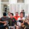 Kepala BNPB Suharyanto bersama Pj Gubernur Jawa Barat Bey Triadi Machmudin memberikan keterangan pasca-Rakor Siaga Darurat Bencana Hidrometeorologi di Gedung Pakuan, Bandung, Jumat (29/11/2024). (Ricky Prayoga)