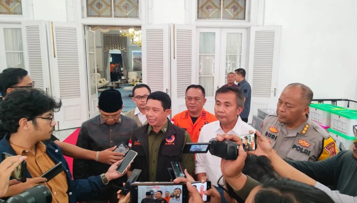 Kepala BNPB Suharyanto bersama Pj Gubernur Jawa Barat Bey Triadi Machmudin memberikan keterangan pasca-Rakor Siaga Darurat Bencana Hidrometeorologi di Gedung Pakuan, Bandung, Jumat (29/11/2024). (Ricky Prayoga)