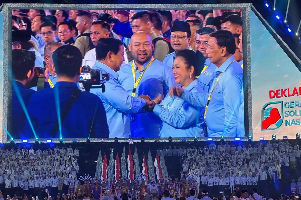 Presiden Prabowo Subianto menyapa Ketua Komisi IV DPR RI Siti Hediati (Titiek) Soeharto, dan putranya Didit Hediprasetyo saat tiba dalam acara deklarasi Gerakan Solidaritas Indonesia di Indonesia Arena, Jakarta, Sabtu (2/11/2024). (Rio Feisal)