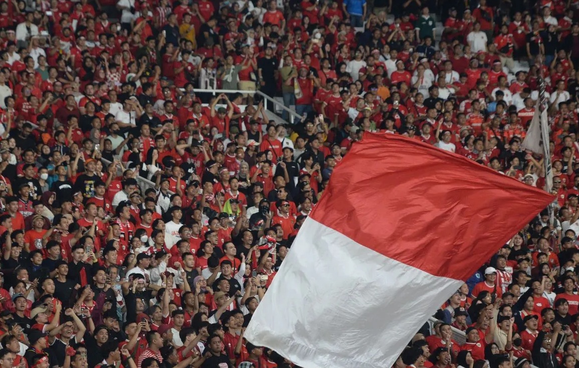 Suporter Indonesia memberikan dukungan kepada Timnas Indonesia saat melawan Timnas Australia dalam pertandingan Grup C putaran ketiga Kualifikasi Piala Dunia 2026 Zona Asia di Stadion Utama Gelora Bung Karno, Senayan, Jakarta, Selasa (10/9/2024). (ANTARA)
