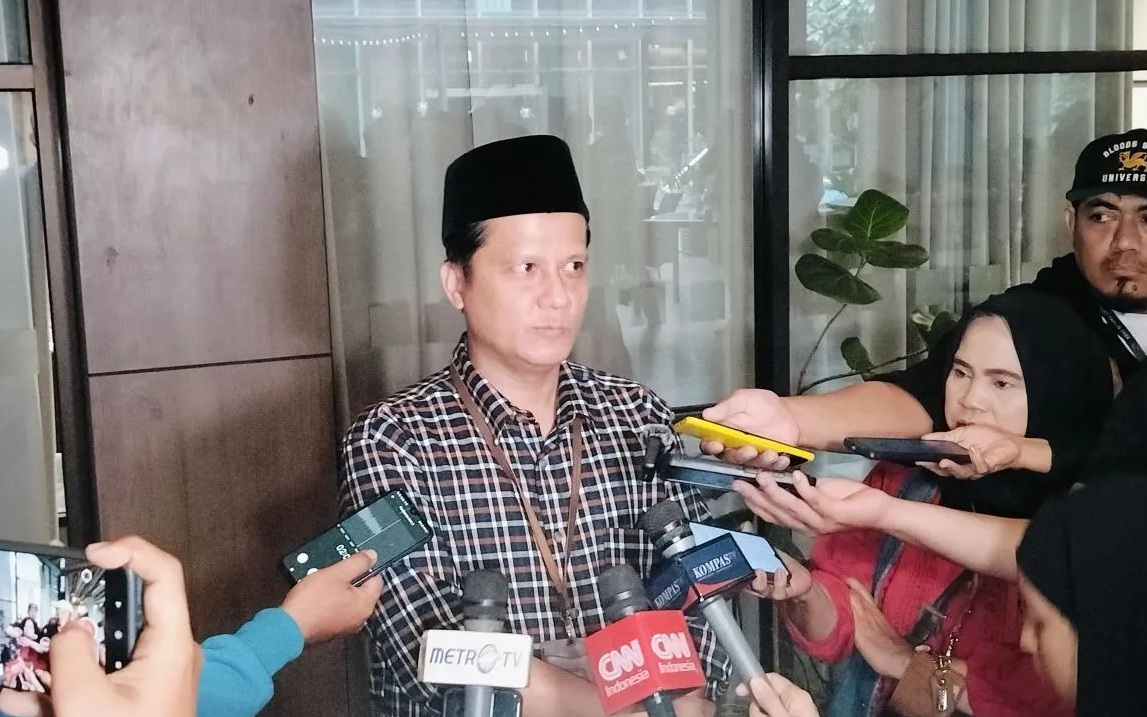 Ketua Divisi Sosialisasi, Pendidikan Pemilih dan Partisipasi Masyarakat KPU Jabar, Hedi Ardia, memberikan keterangan di Bandung, Selasa (5/11/2024). (Ricky Prayoga)