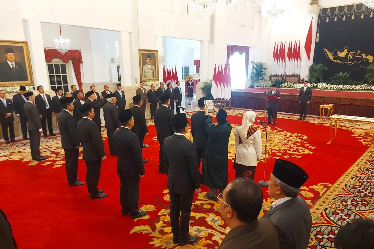 Presiden Prabowo Subianto melantik dan mengambil sumpah jabatan wakil dan anggota Dewan Ekonomi Nasional (DEN) periode 2024-2029 di Istana Negara, Jakarta, Selasa (5/11/2024). (Andi Firdaus)