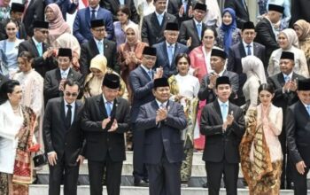 Presiden Prabowo Subianto dan Wakil Presiden Gibran Rakabuming Raka berfoto bersama Menteri dan Kepala Lembaga Tinggi Negara Kabinet Merah Putih, di Istana Merdeka, Jakarta, Senin (21/10/2024). (Hafidz Mubarak A)
