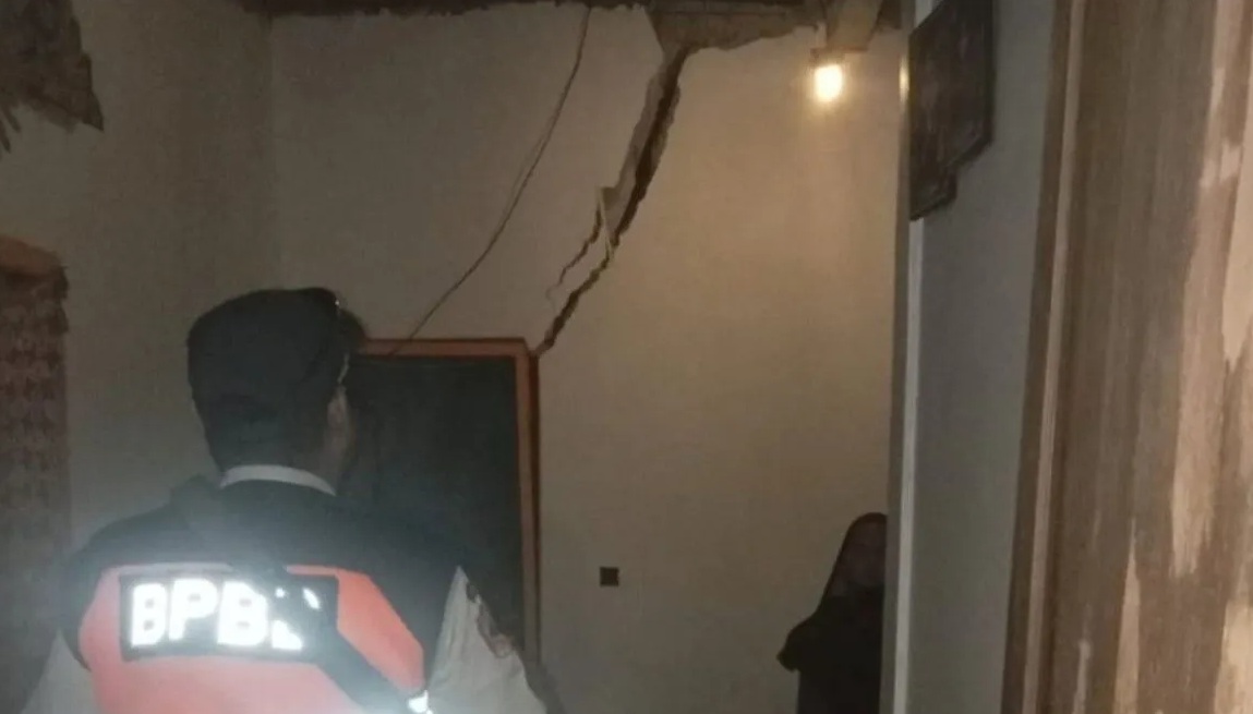 Rumah warga mengalami kerusakan akibat bencana pergeseran tanah di Kampung Curug, Desa Bojongkoneng, Kabupaten Bogor, Jawa Barat. (BPBD Kabupaten Bogor)