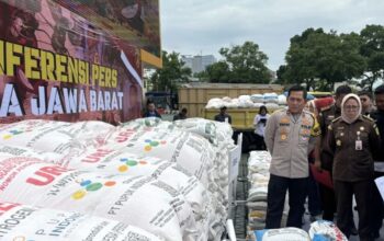 Kepolisian Daerah Jawa Barat (Polda Jabar) saat ungkap kasus praktik sindikat penimbunan pupuk bersubsidi di Mapolda Jabar, Kota Bandung, Rabu (6/11/2024). (Rubby Jovan)