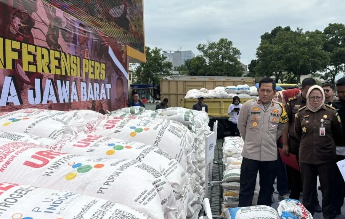 Kepolisian Daerah Jawa Barat (Polda Jabar) saat ungkap kasus praktik sindikat penimbunan pupuk bersubsidi di Mapolda Jabar, Kota Bandung, Rabu (6/11/2024). (Rubby Jovan)
