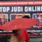 Warga berjalan di depan spanduk sosialisasi larangan judi online di Kantor Kecamatan Bogor Selatan, Kota Bogor, Jawa Barat, Senin (1/7/2024). (ARIF FIRMANSYAH)