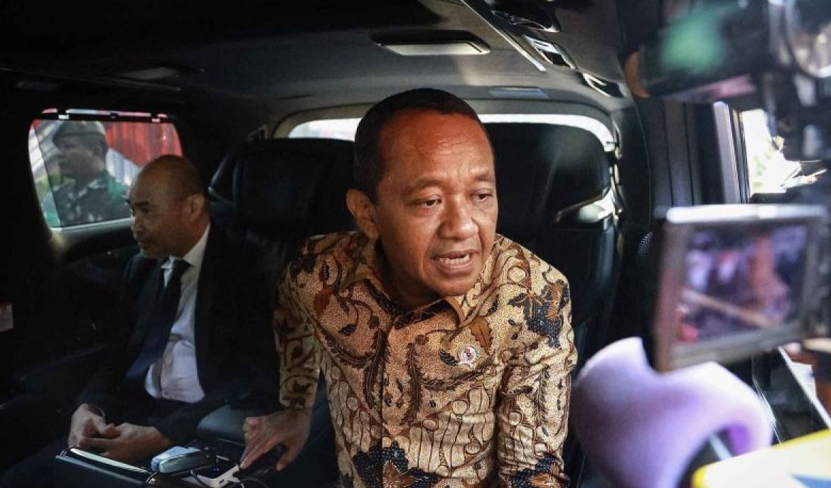 Ketum Partai Golkar Bahlil Lahadalia (kanan) menjawab pertanyaan awak media usai melakukan pertemuan dengan Presiden terpilih Prabowo Subianto di Kementerian Pertahanan, Jakarta, Kamis (17/10/2024). Dalam pertemuan tersebut mereka bersilaturahmi dan berkonsolidasi untuk membangun bangsa. (Dhemas Reviyanto).