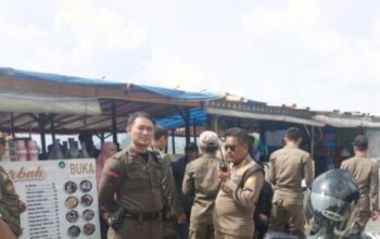 Petugas saat melayangkan surat peringatan kepada pengelola Warpat di Cisarua, Kabupaten Bogor, Jawa Barat. (Satpol PP Kabupaten Bogor)