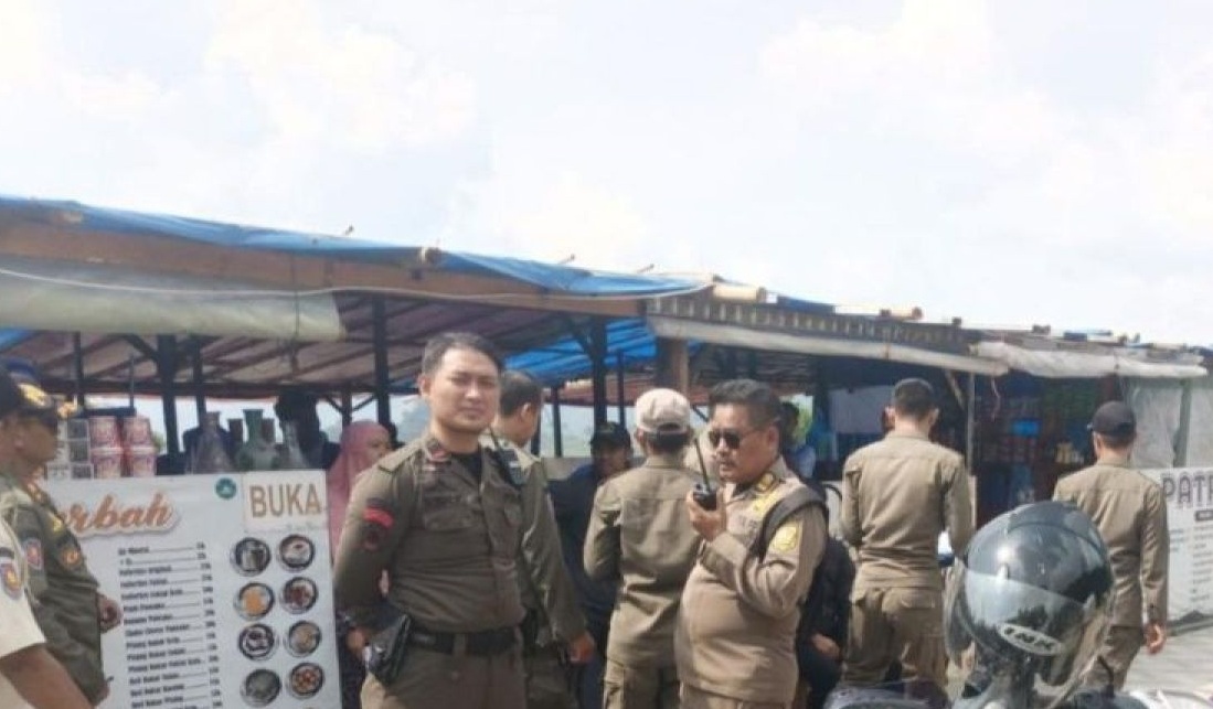 Petugas saat melayangkan surat peringatan kepada pengelola Warpat di Cisarua, Kabupaten Bogor, Jawa Barat. (Satpol PP Kabupaten Bogor)
